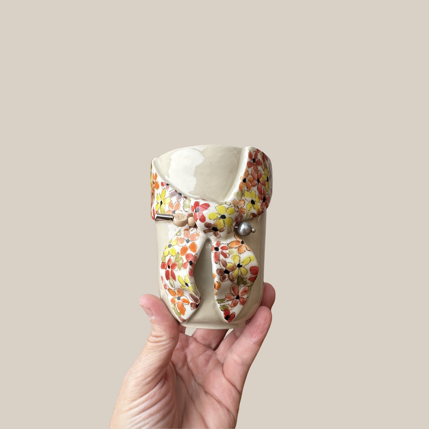 Kiki Krop Kop m. blomstret tørklæde og broche.