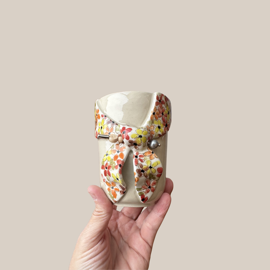 Kiki Krop Kop m. blomstret tørklæde og broche.