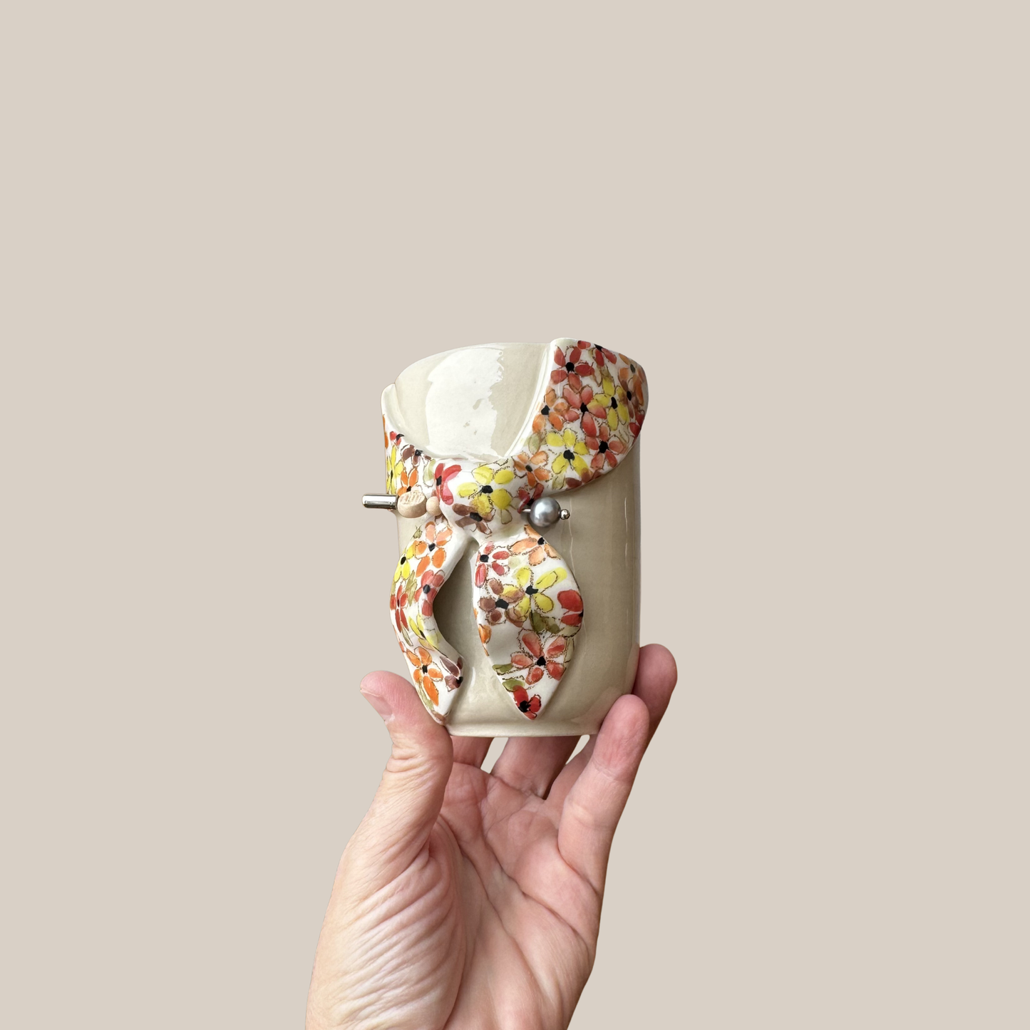 Kiki Krop Kop m. blomstret tørklæde og broche.