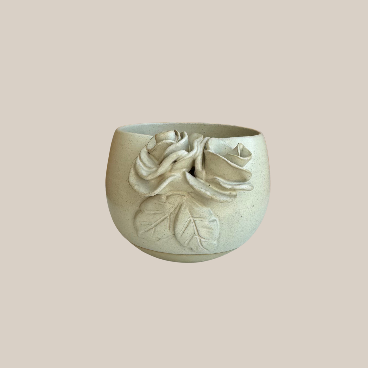 Beige keramik kop med dobbelt rose