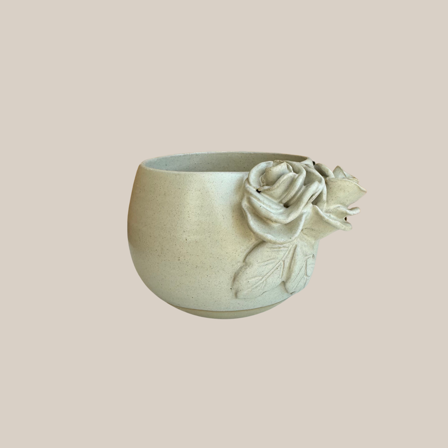 Beige keramik kop med dobbelt rose