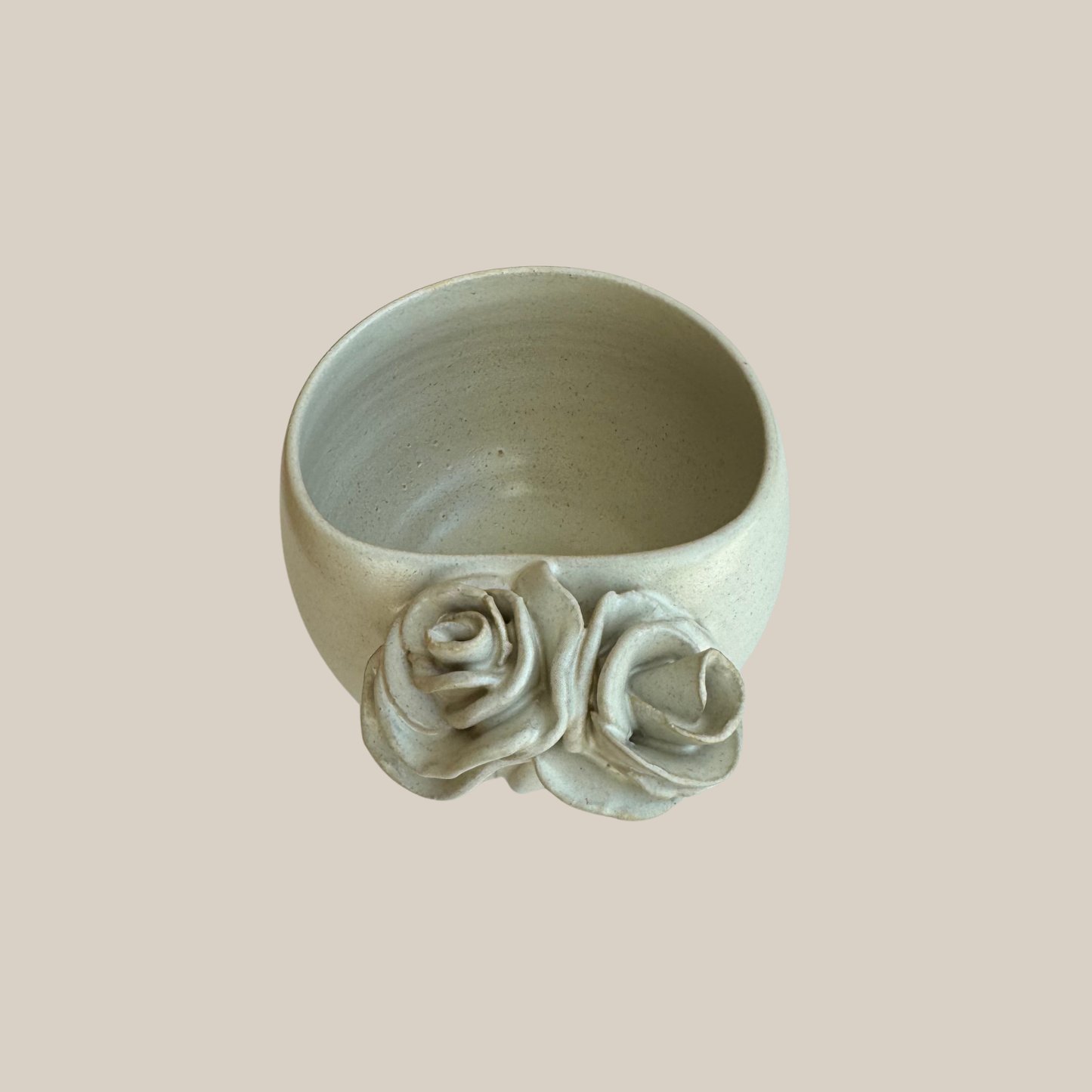 Beige keramik kop med dobbelt rose