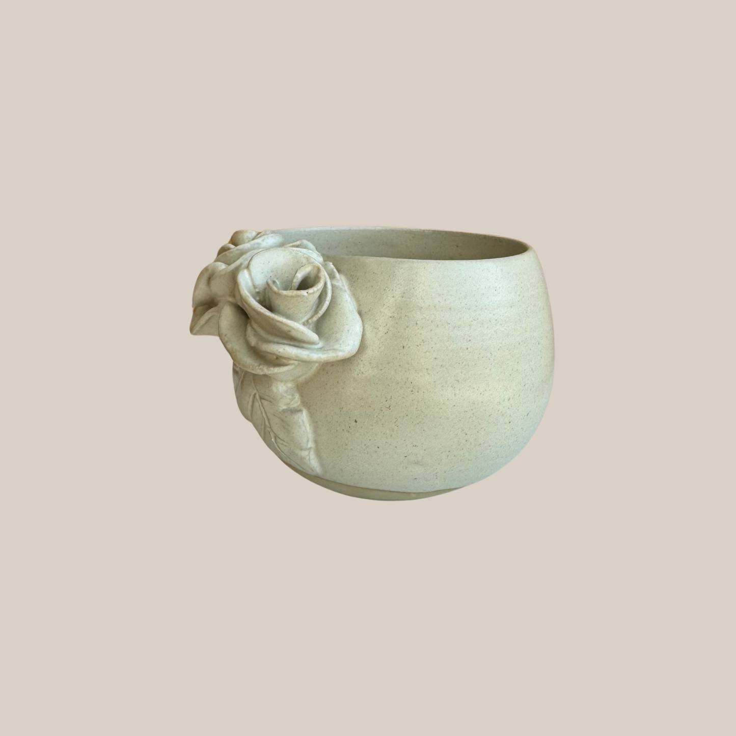 Beige keramik kop med dobbelt rose