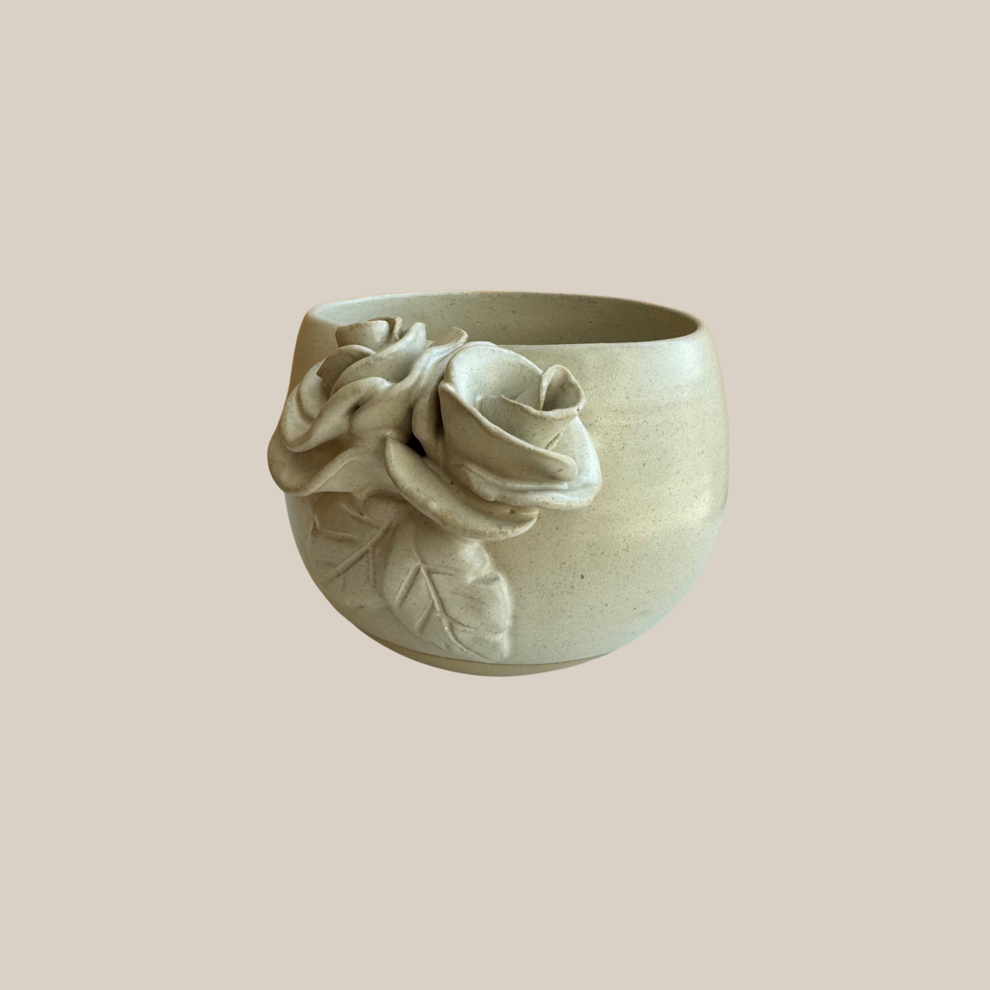 Beige keramik kop med dobbelt rose