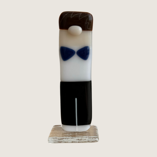 Dreng med blå butterfly og sorte bukser