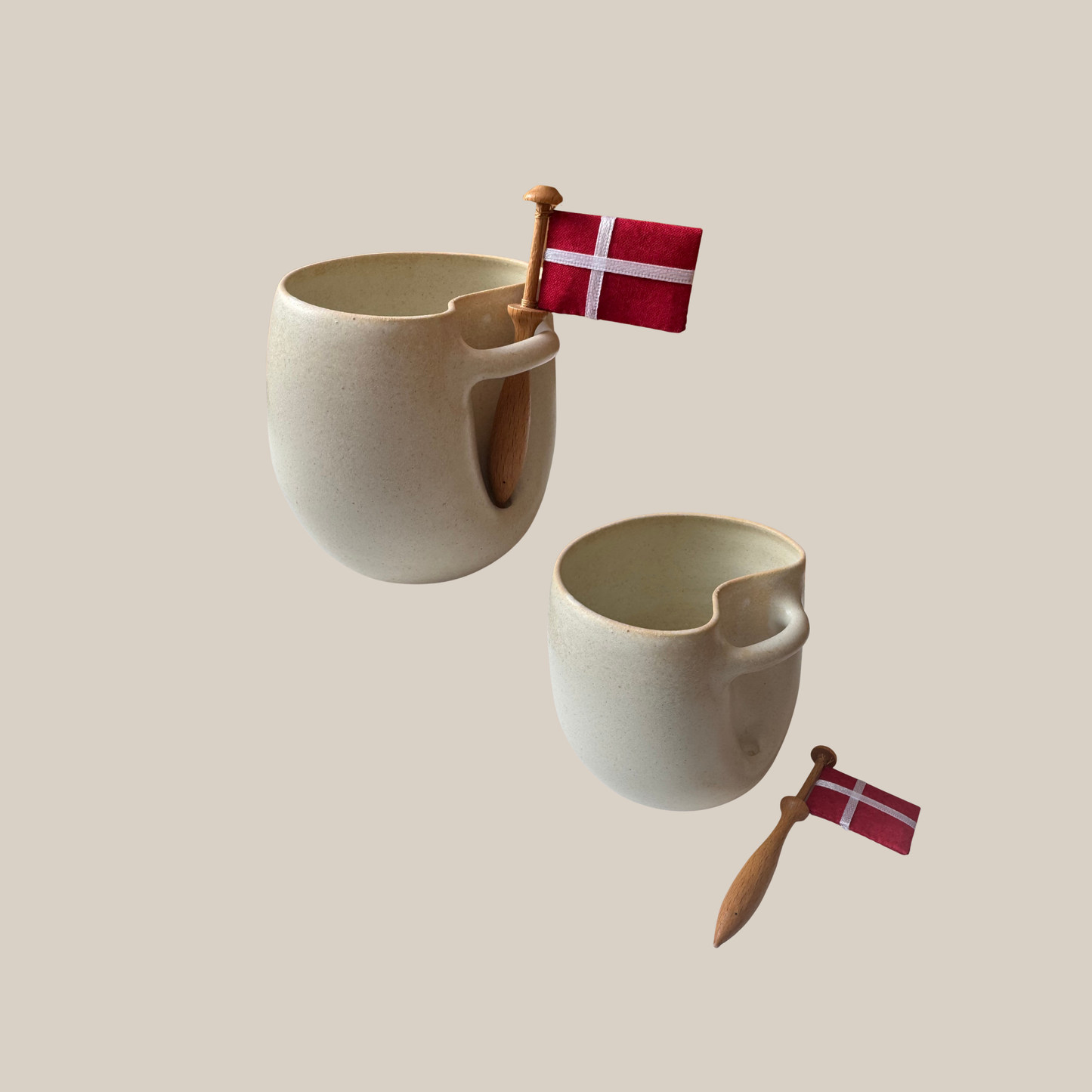 Flødefarvet keramik kop med tilhørende flag.