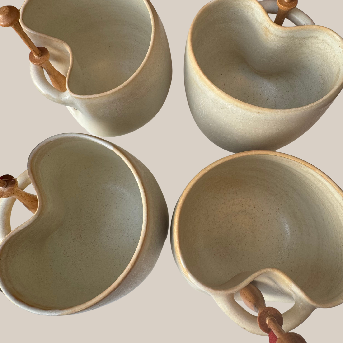 Flødefarvet keramik kop med tilhørende flag.