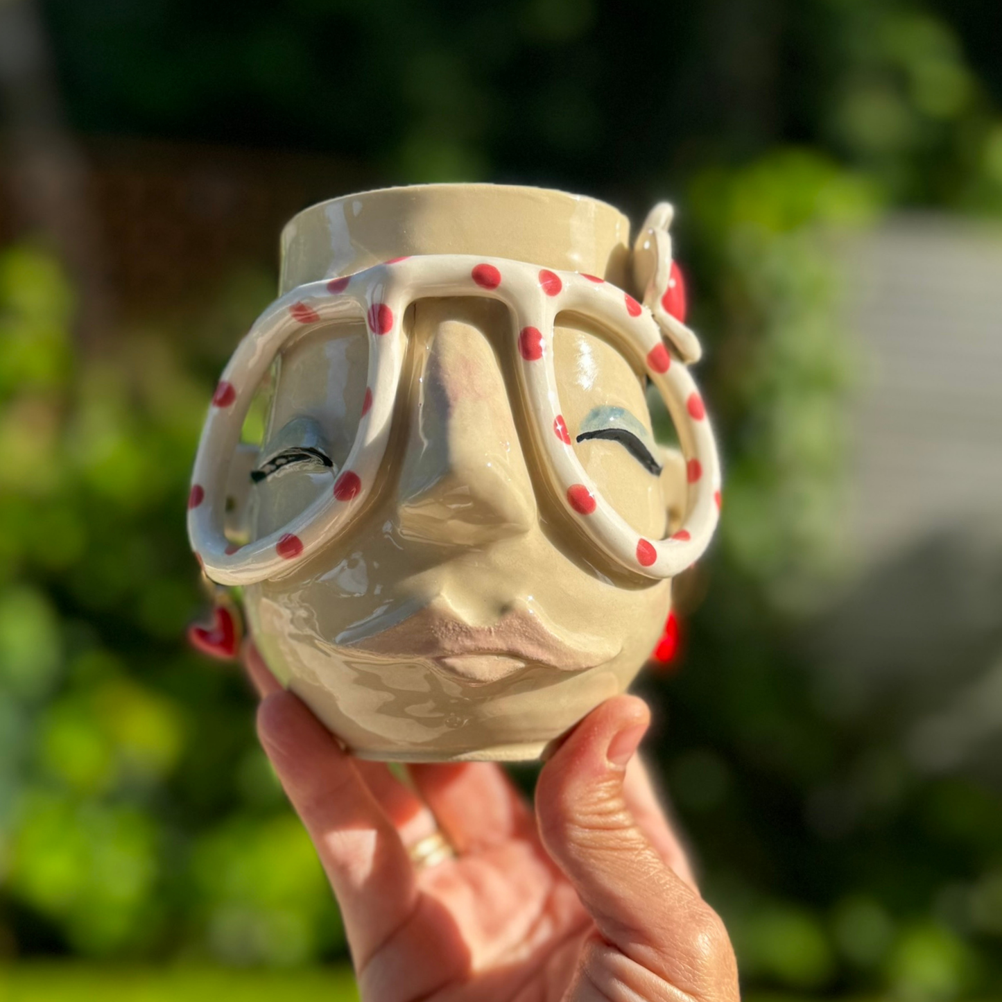 Kiki kop 189 - Hvid brille med røde prikker.