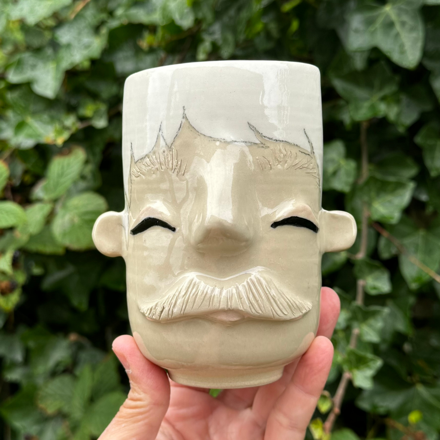 Kiki kop 233 - Moustache Kiki u. briller