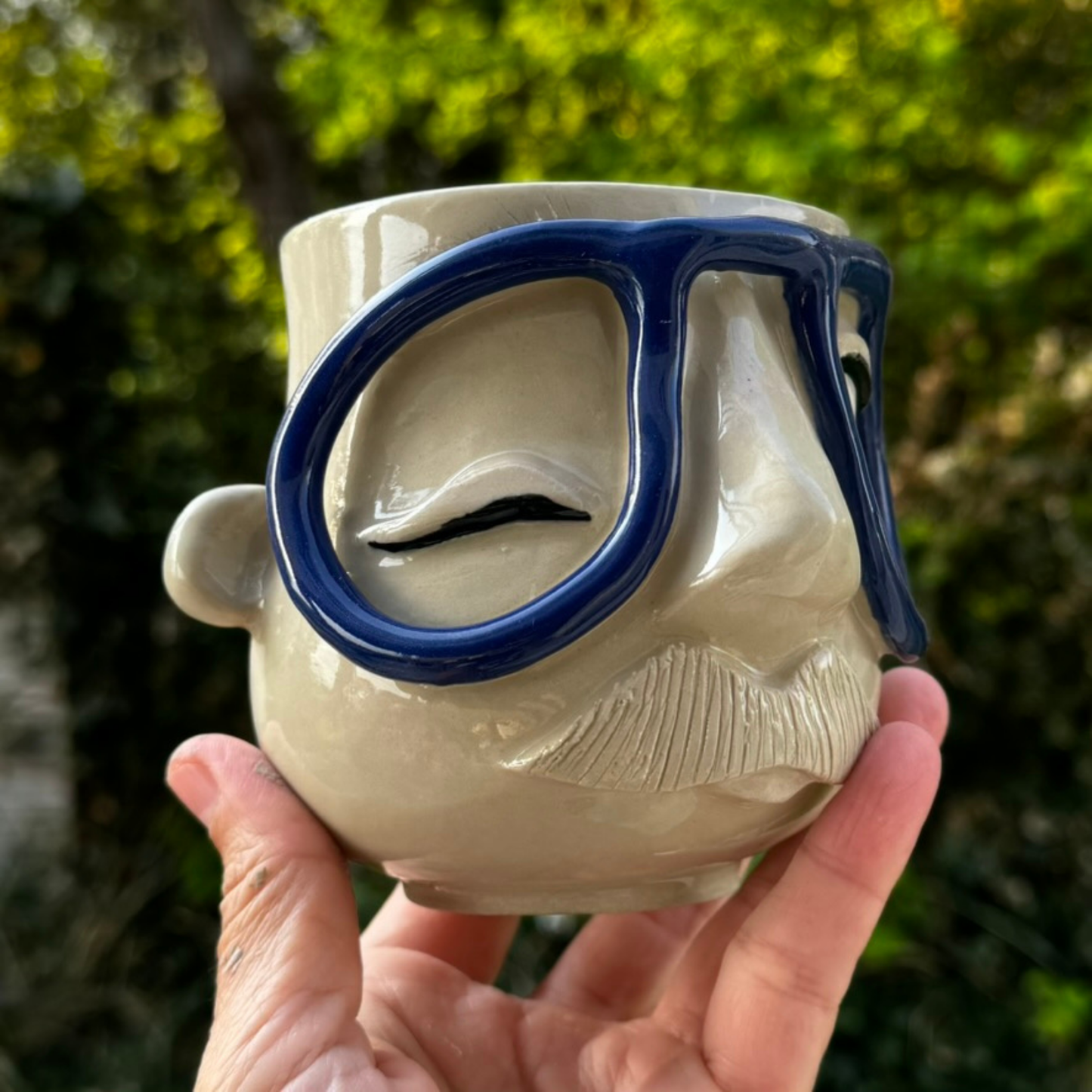 Kiki Moustache kop 176. Blå brille.
