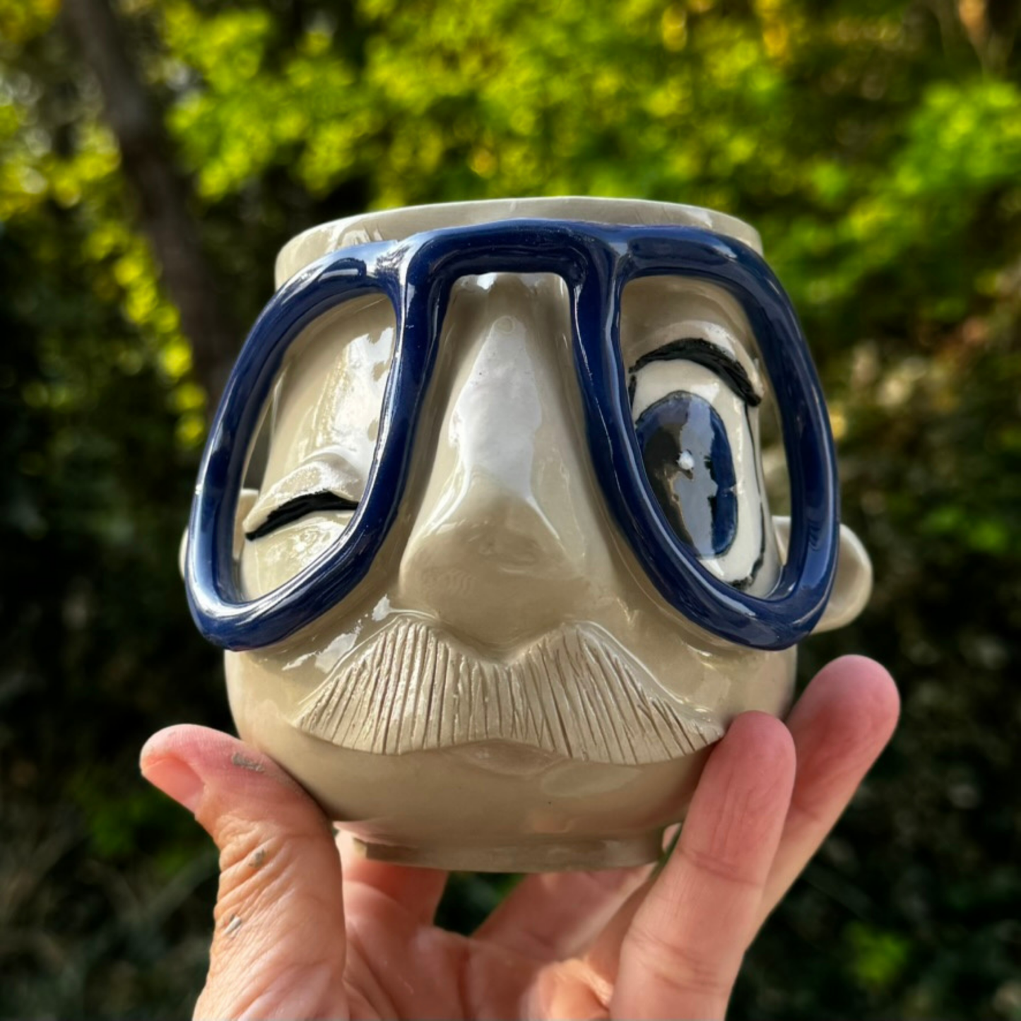 Kiki Moustache kop 176. Blå brille.