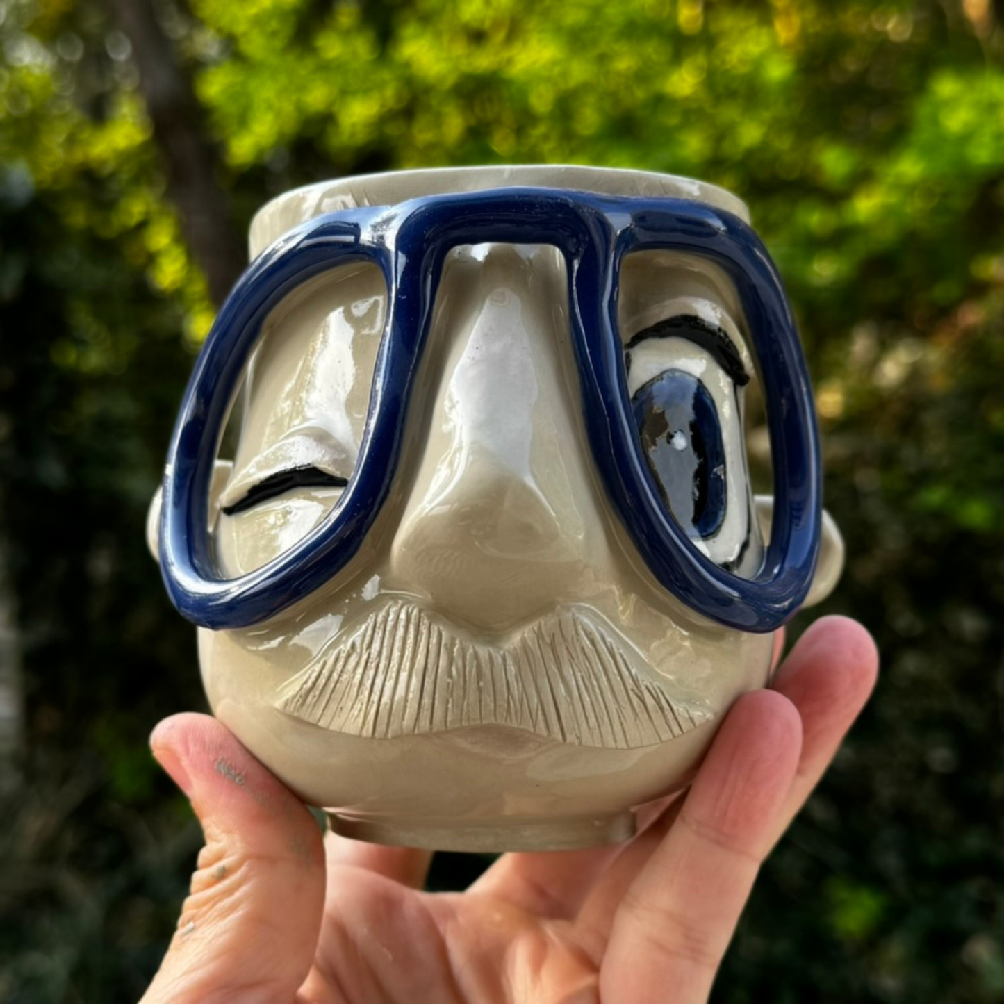 Kiki Moustache kop 176. Blå brille.