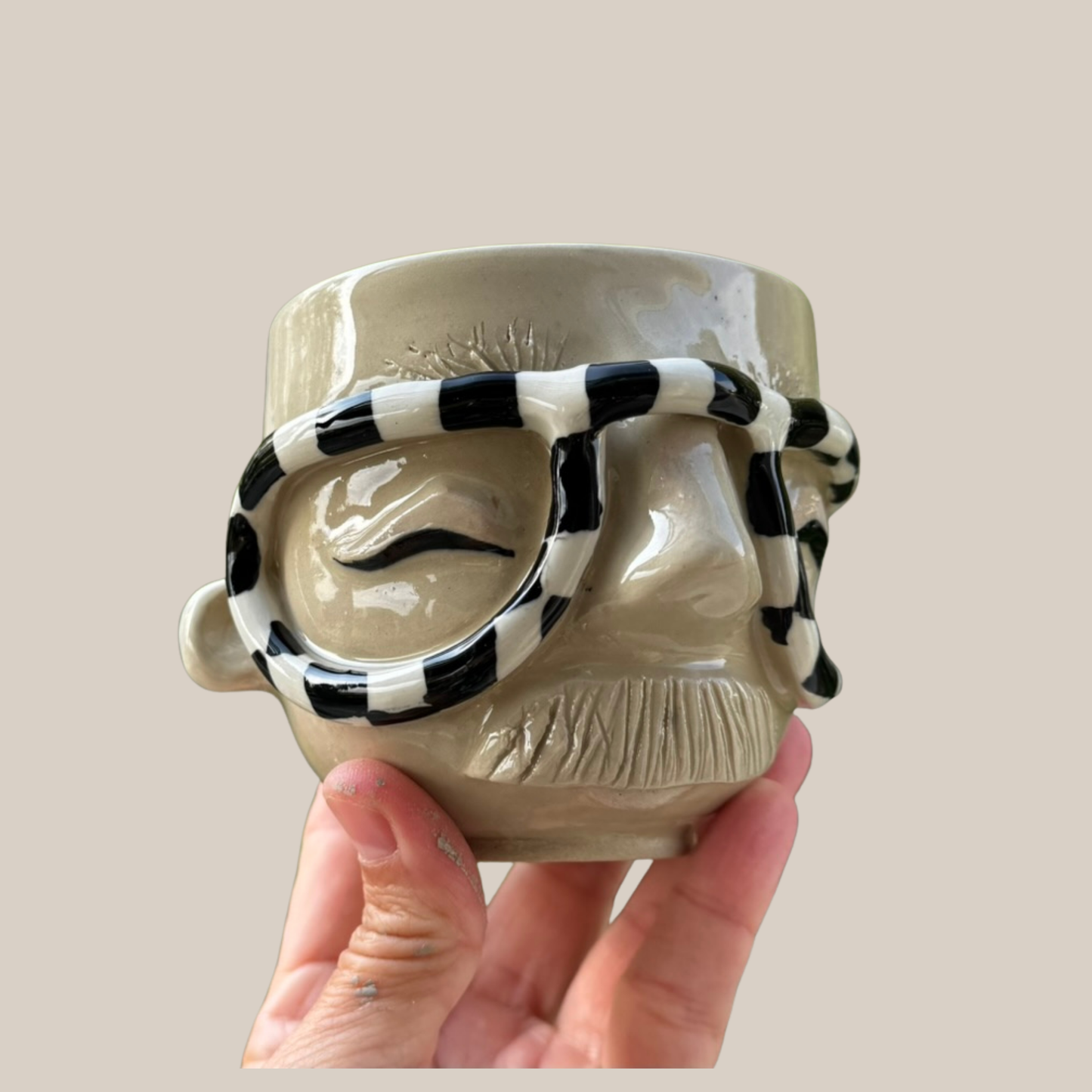 Kiki Moustache kop 173. Ternet brille
