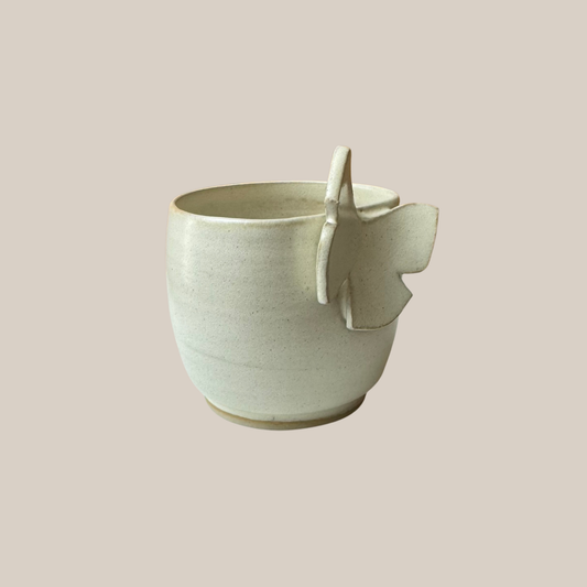 Beige keramik kop med sommerfugl