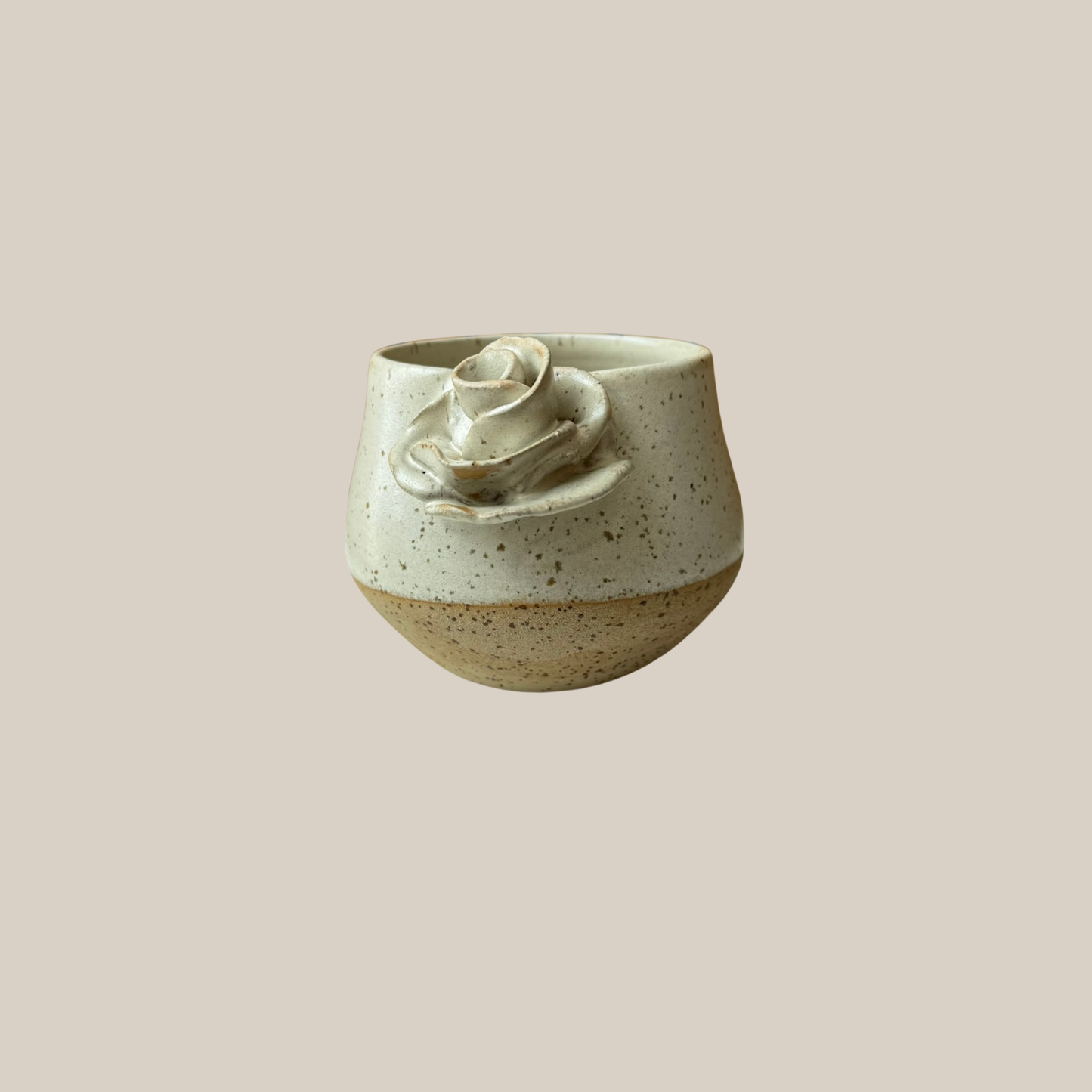 Beige keramik kop med rose.