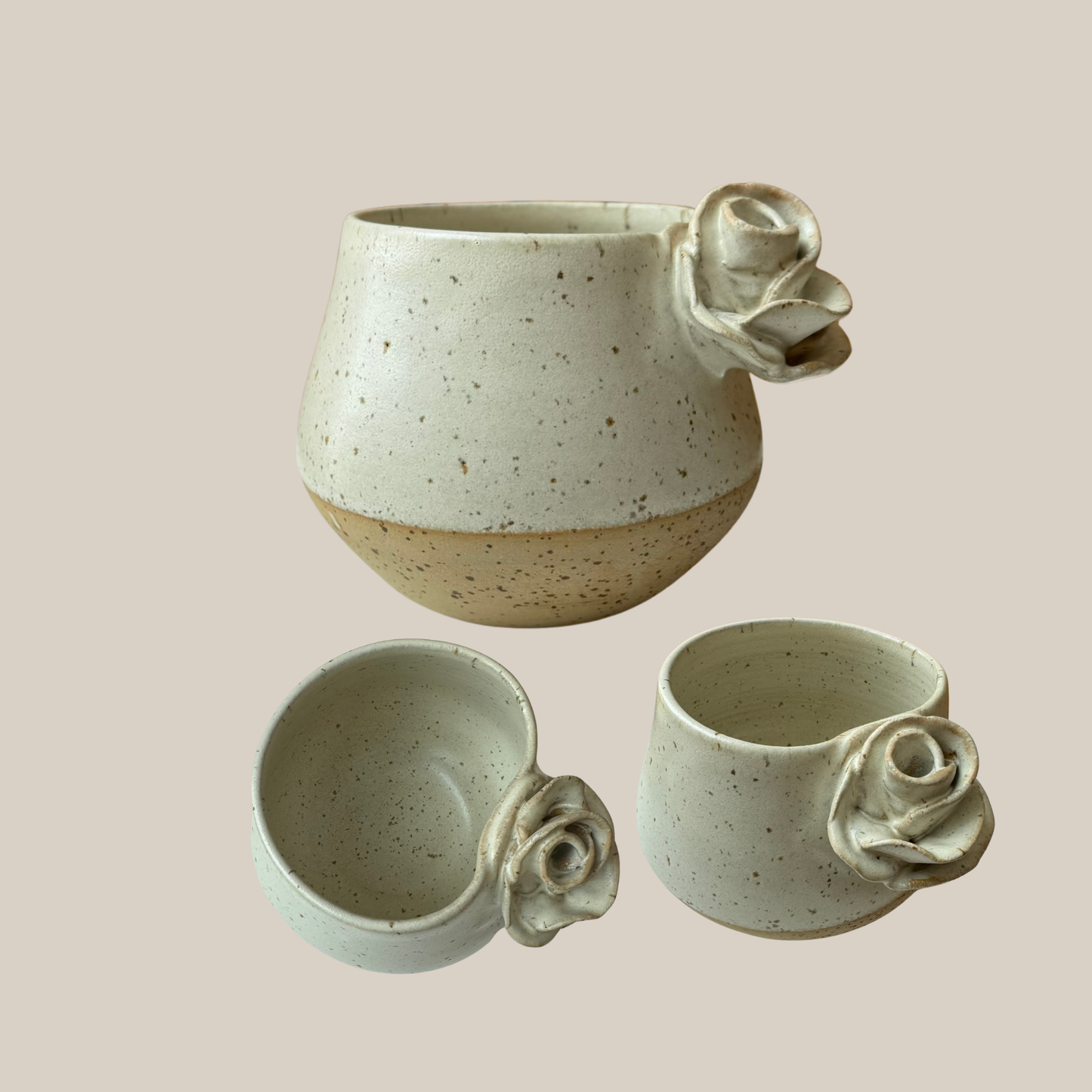 Beige keramik kop med rose.