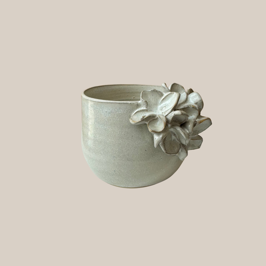 Beige keramik kop med hortensia.