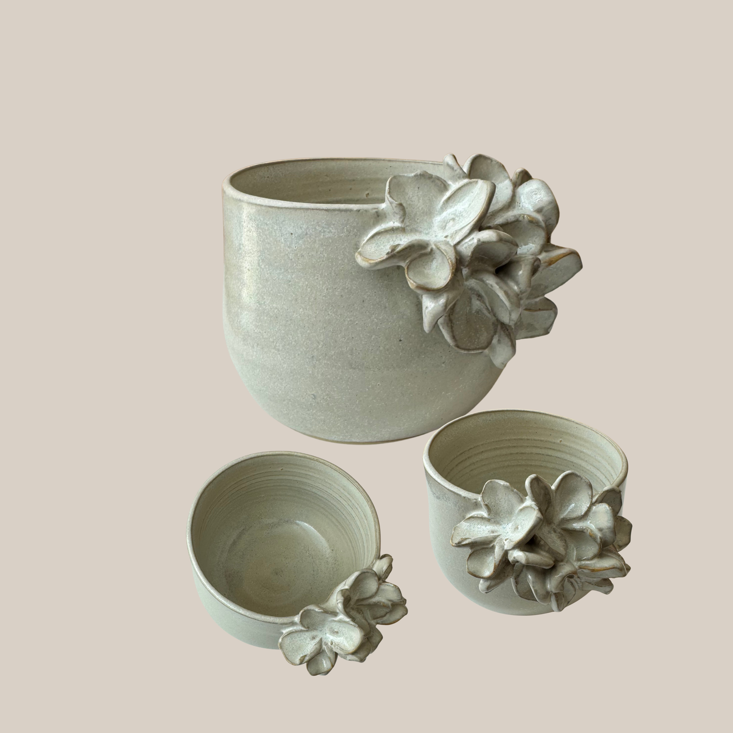 Beige keramik kop med hortensia.