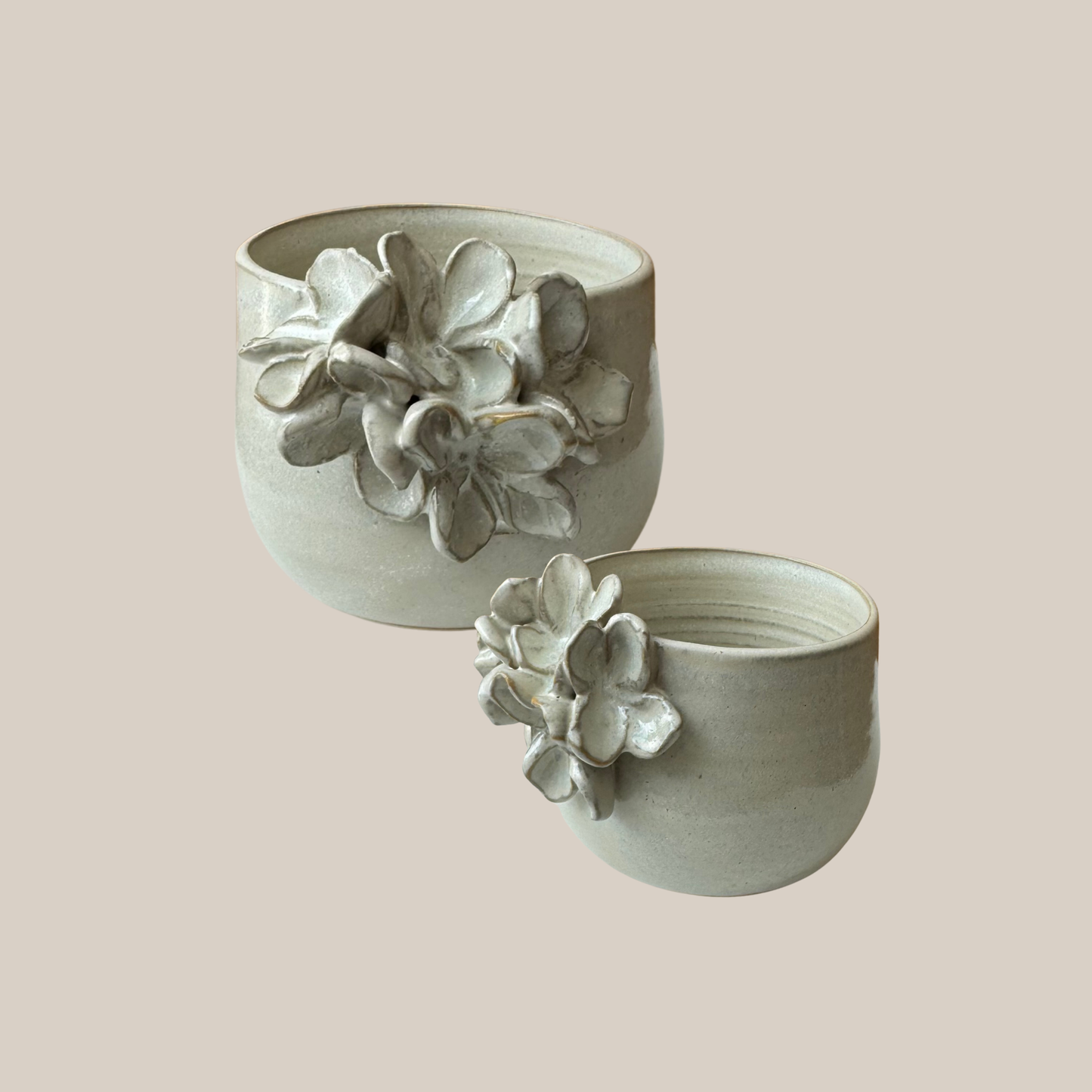 Beige keramik kop med hortensia.