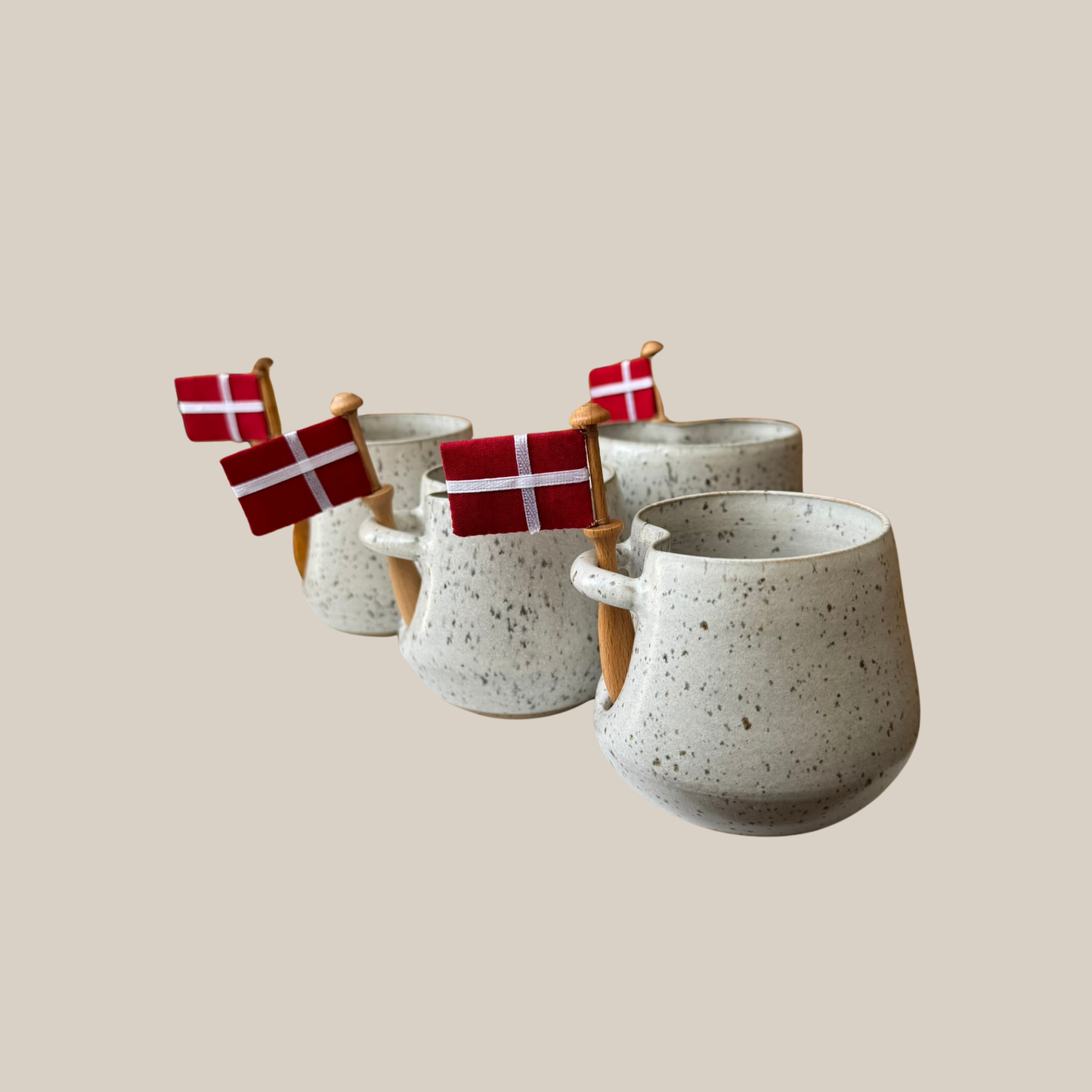 Lys beige keramik kop med tilhørende flag.