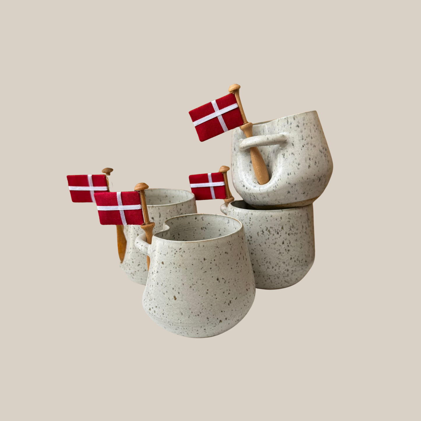 Lys beige keramik kop med tilhørende flag.