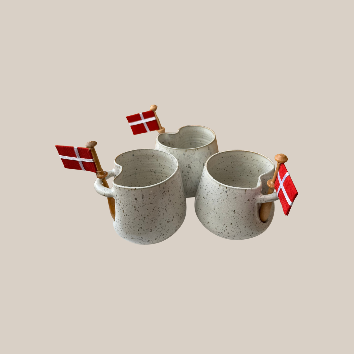 Lys beige keramik kop med tilhørende flag.
