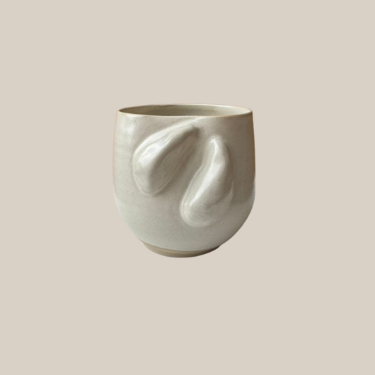 Beige keramik kop med blåmuslinger