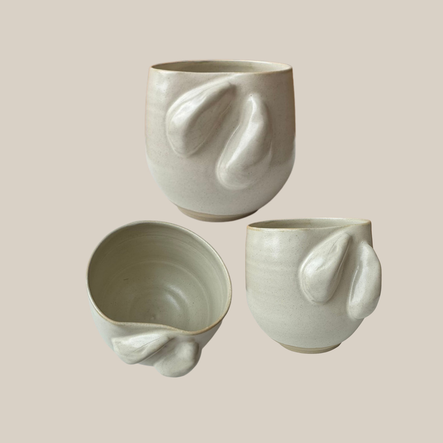 Beige keramik kop med blåmuslinger