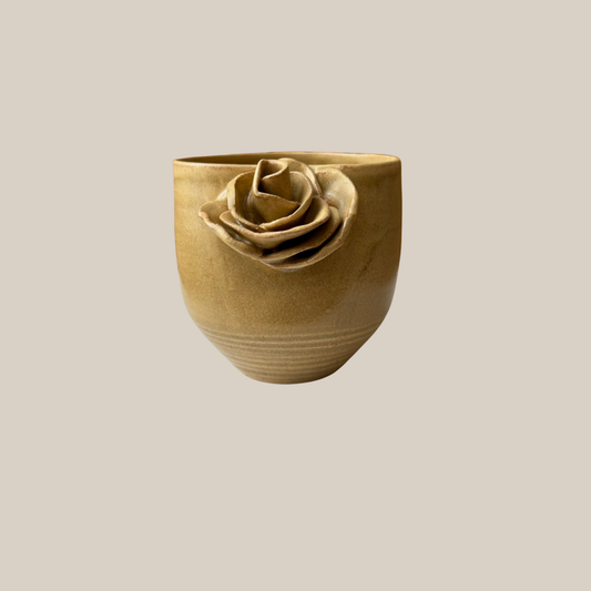 Gylden keramik kop med rose.