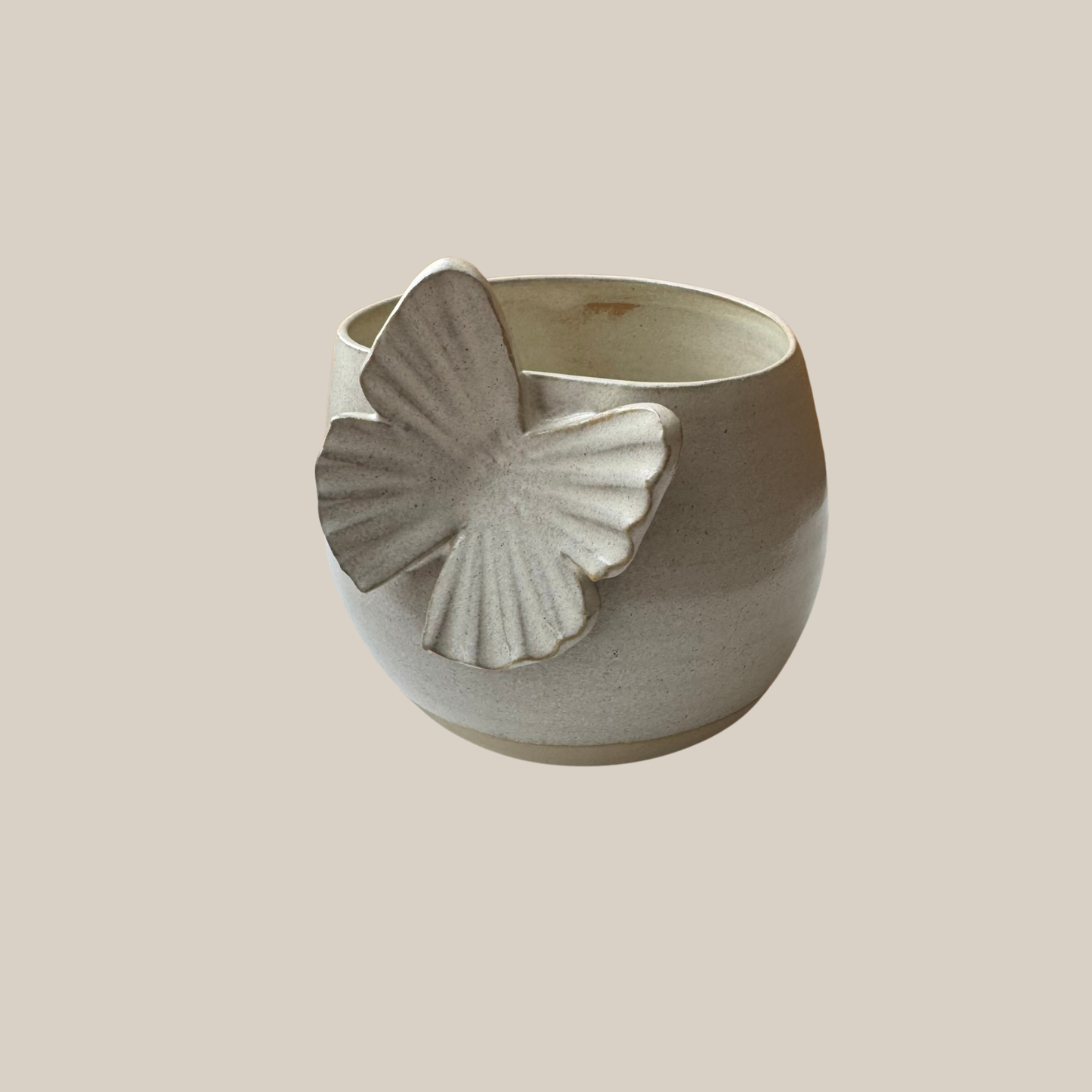 Beige keramik kop med sommerfugl
