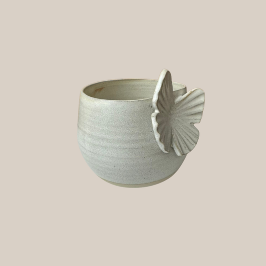 Beige keramik kop med sommerfugl