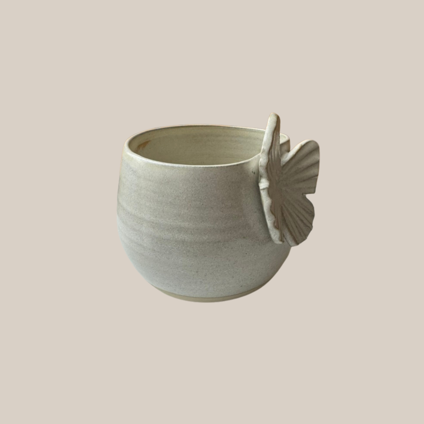 Beige keramik kop med sommerfugl