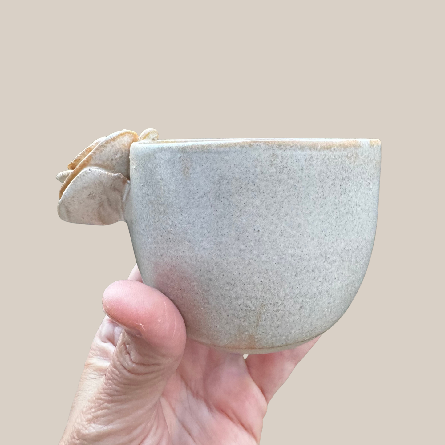 Lille lys keramik kop med rose.