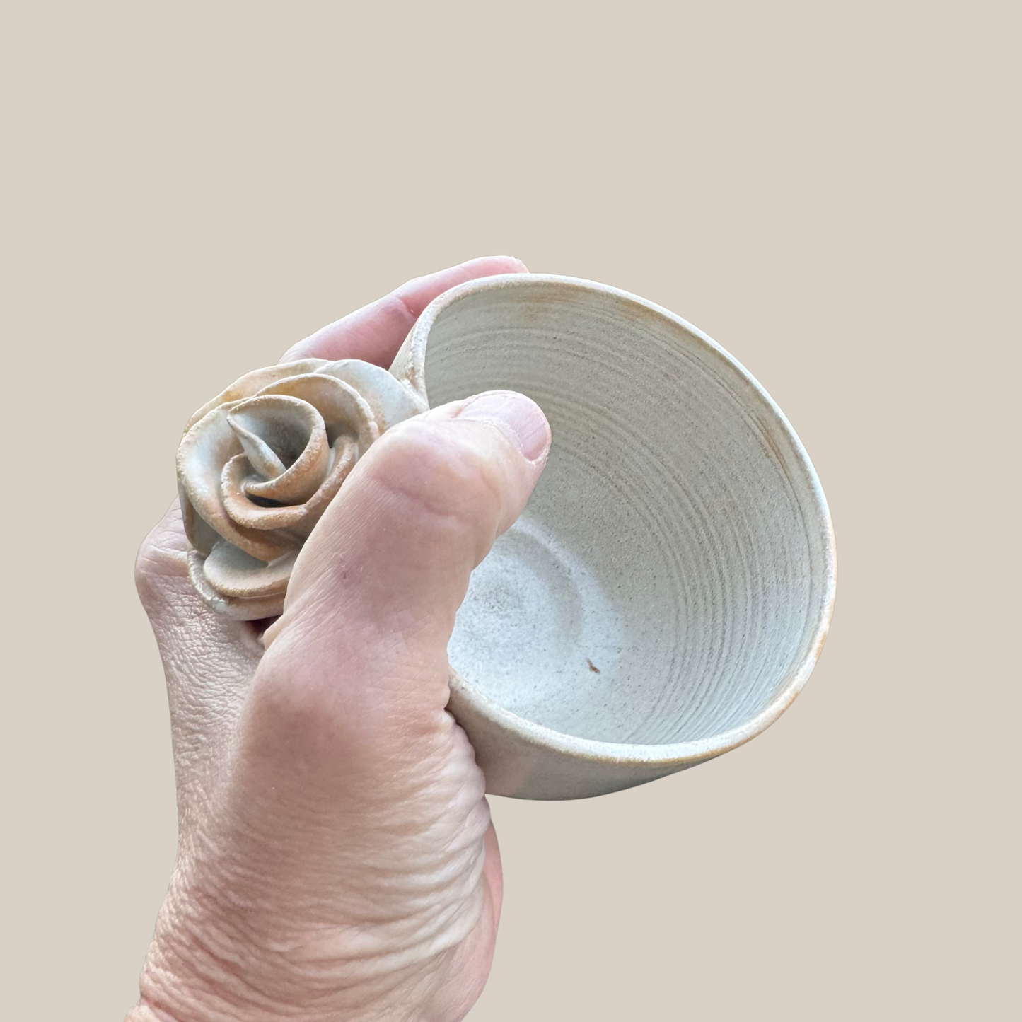 Lille lys keramik kop med rose.