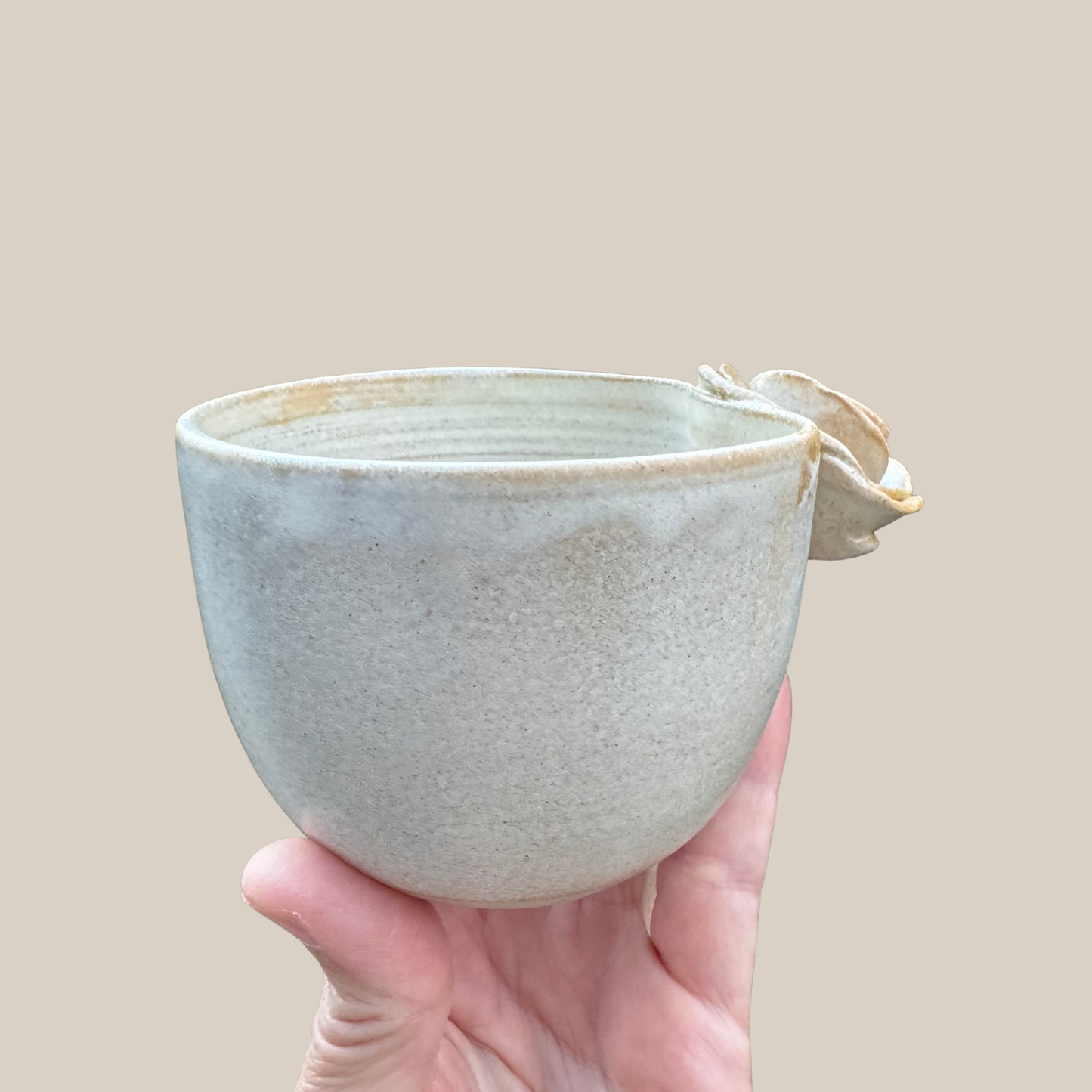 Lille lys keramik kop med rose.