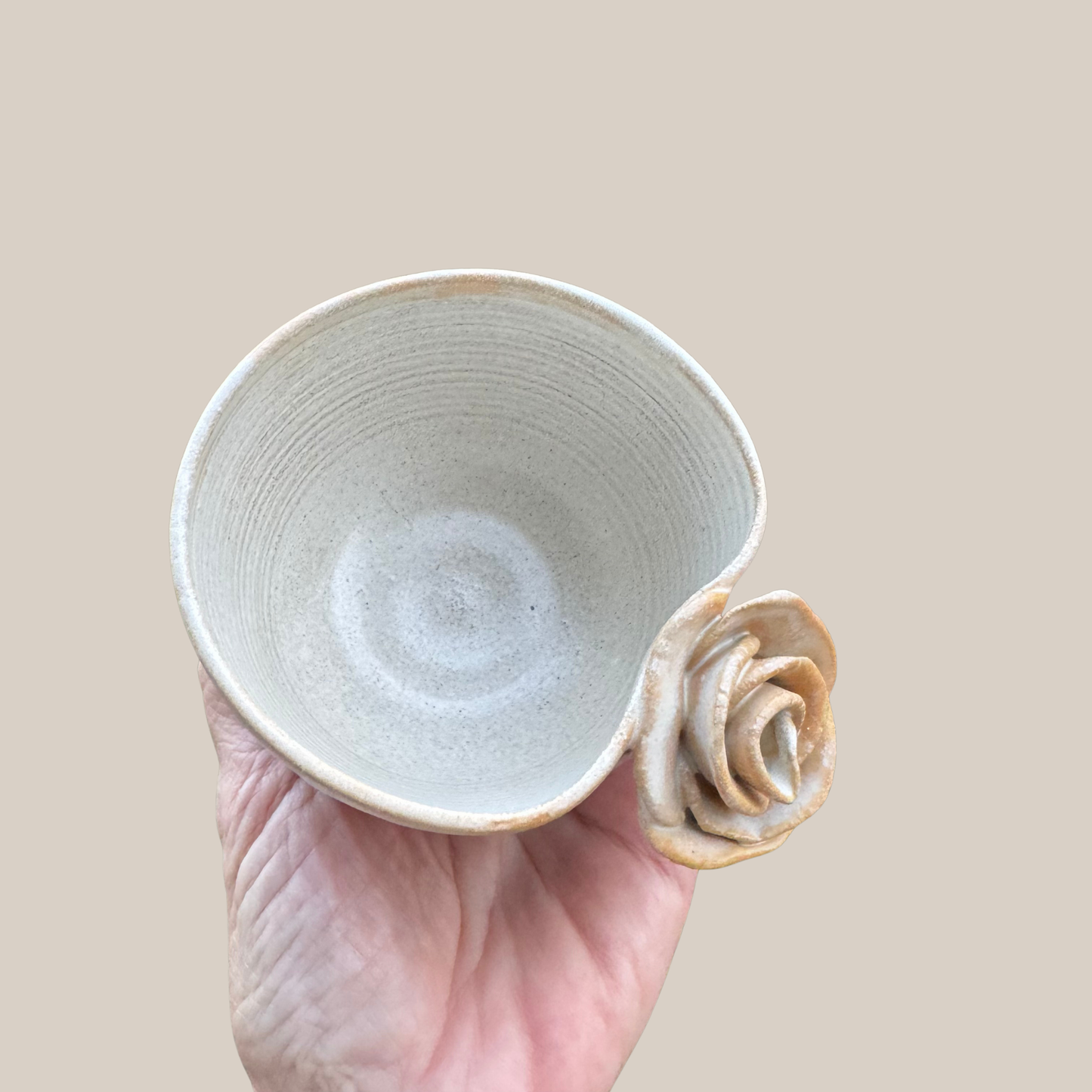 Lille lys keramik kop med rose.