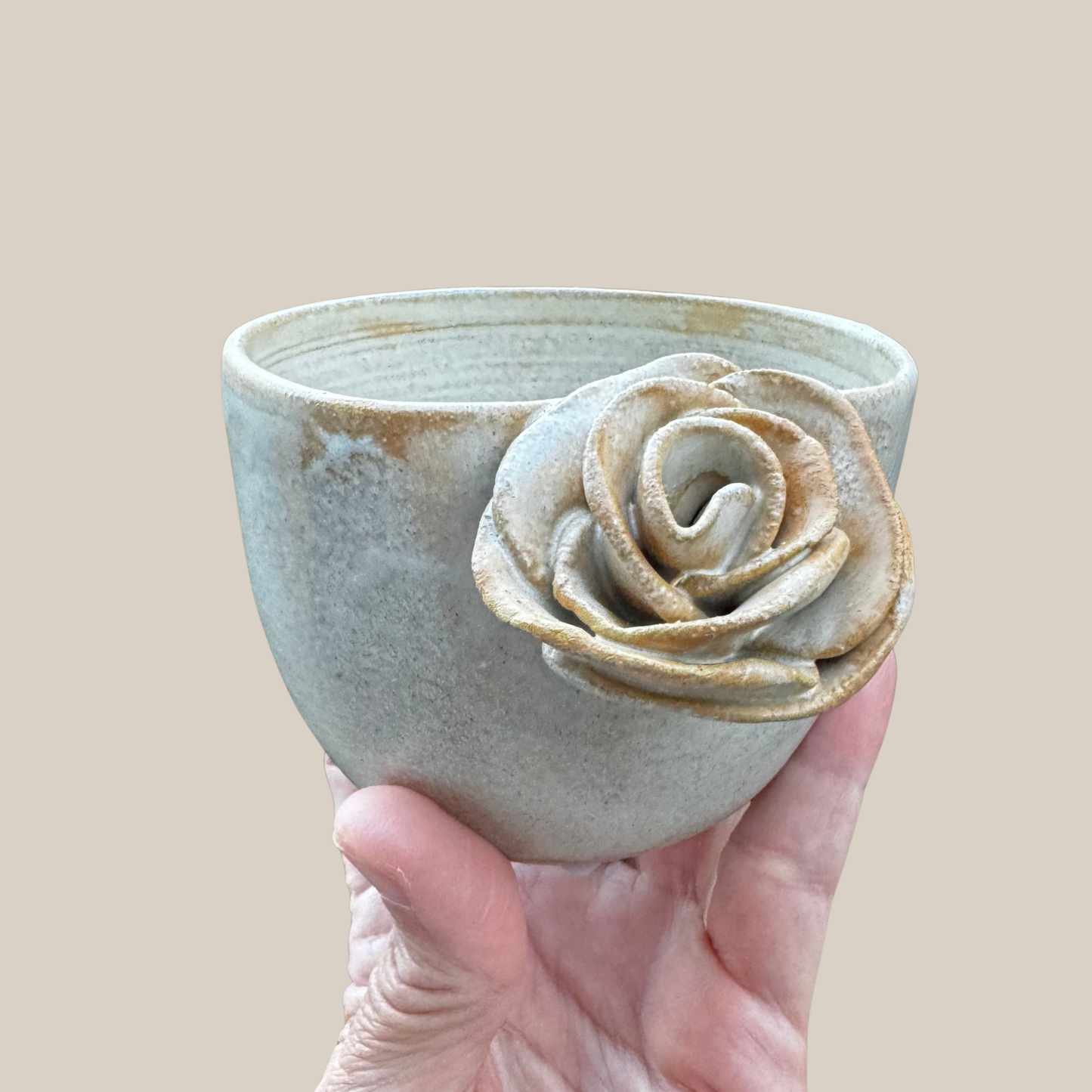 Lille lys keramik kop med rose.