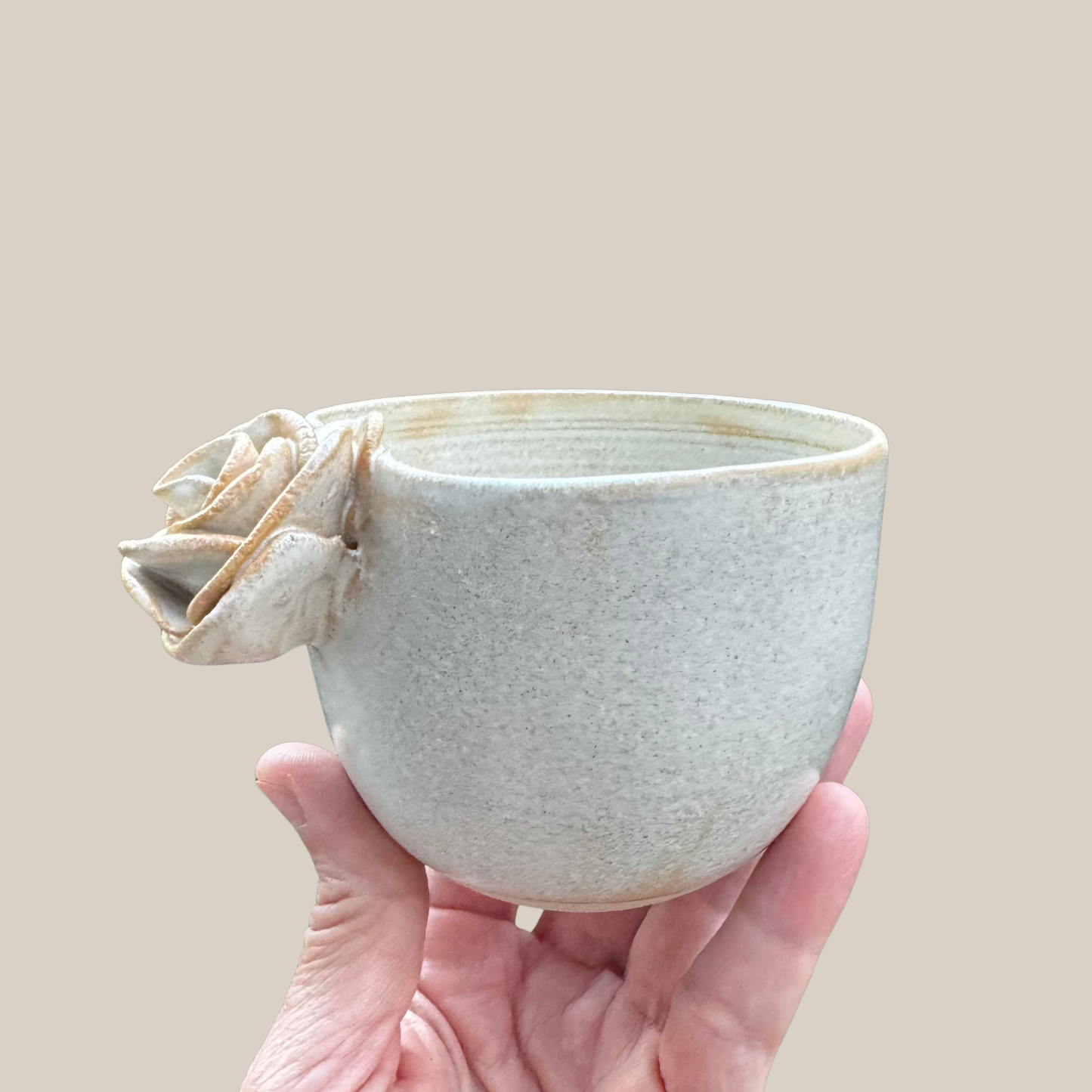 Lille lys keramik kop med rose.