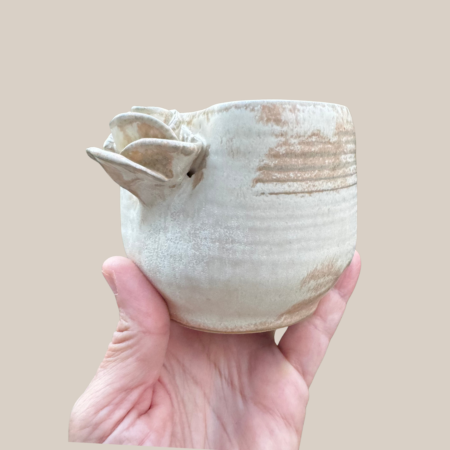 Lys keramik kop med rose.