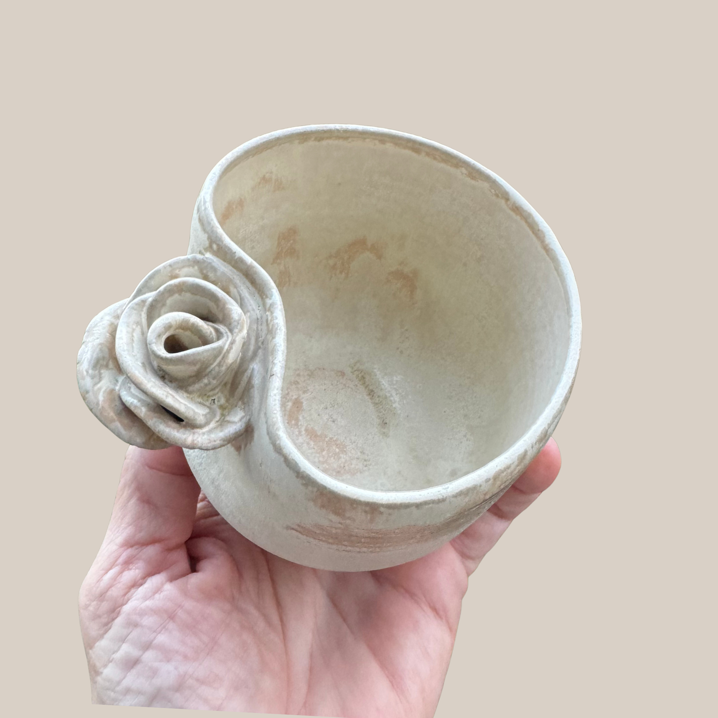 Lys keramik kop med rose.