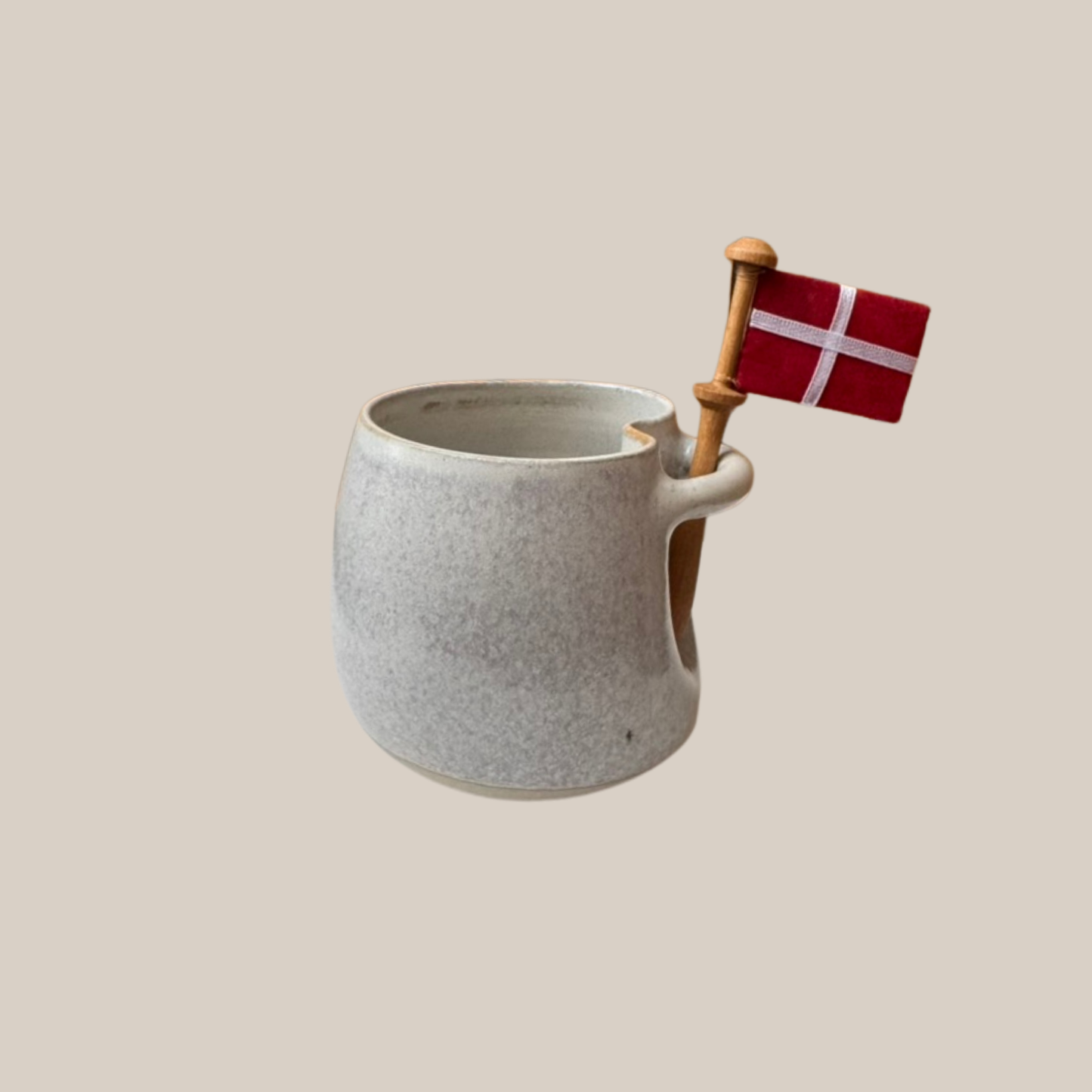 Beige keramik kop med tilhørende flag 2. sort