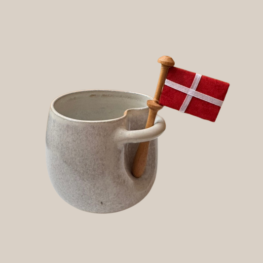 Beige keramik kop med tilhørende flag 2. sort