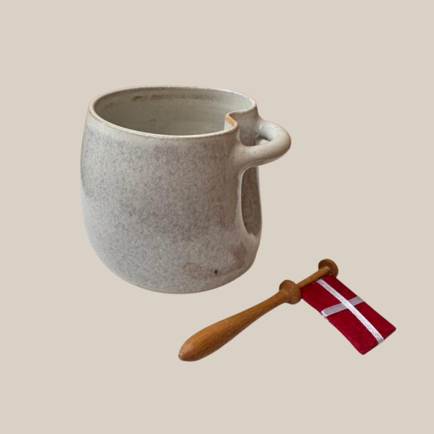 Beige keramik kop med tilhørende flag 2. sort