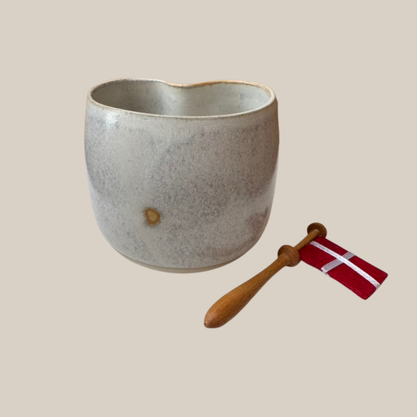 Beige keramik kop med tilhørende flag 2. sort