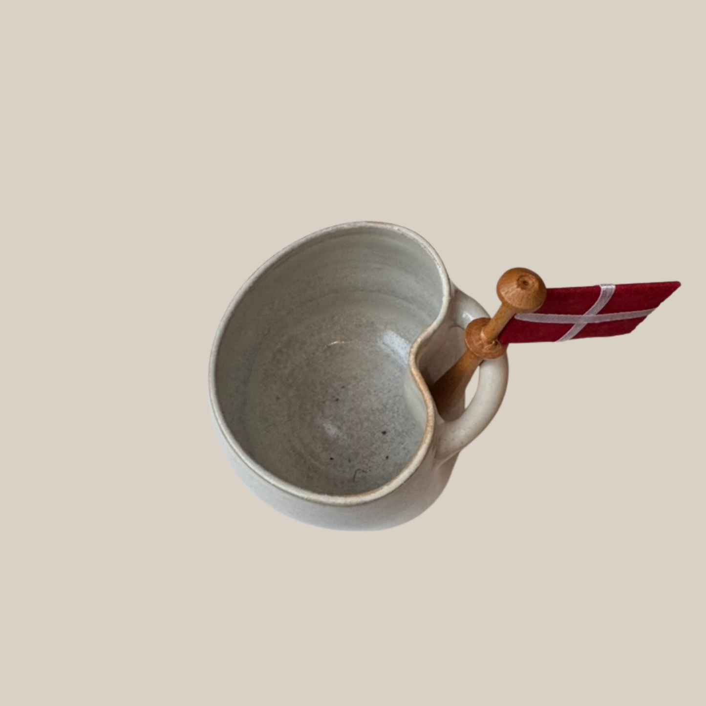 Beige keramik kop med tilhørende flag 2. sort