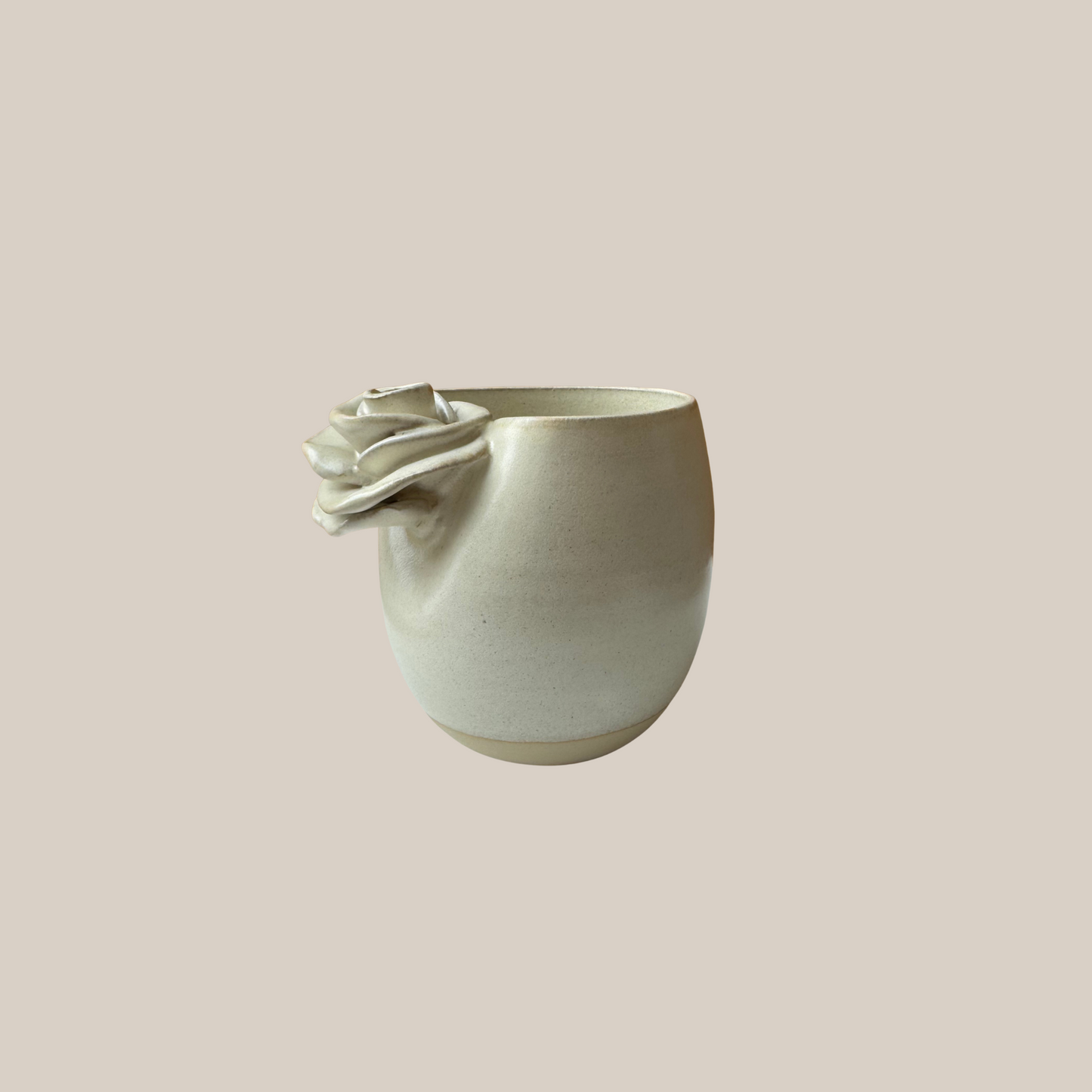 Beige keramik kop med rose nr. 190