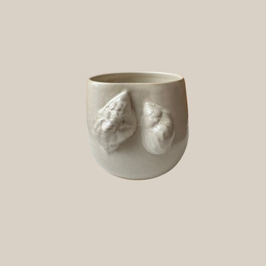 Beige keramik kop Konkylier
