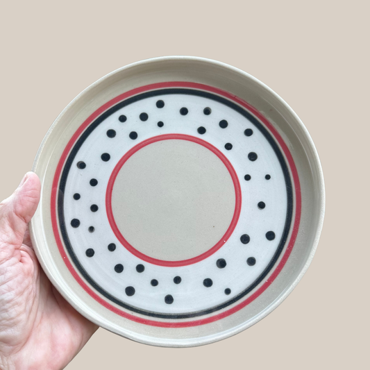 Keramik tallerken-hvid, sort og rød 1