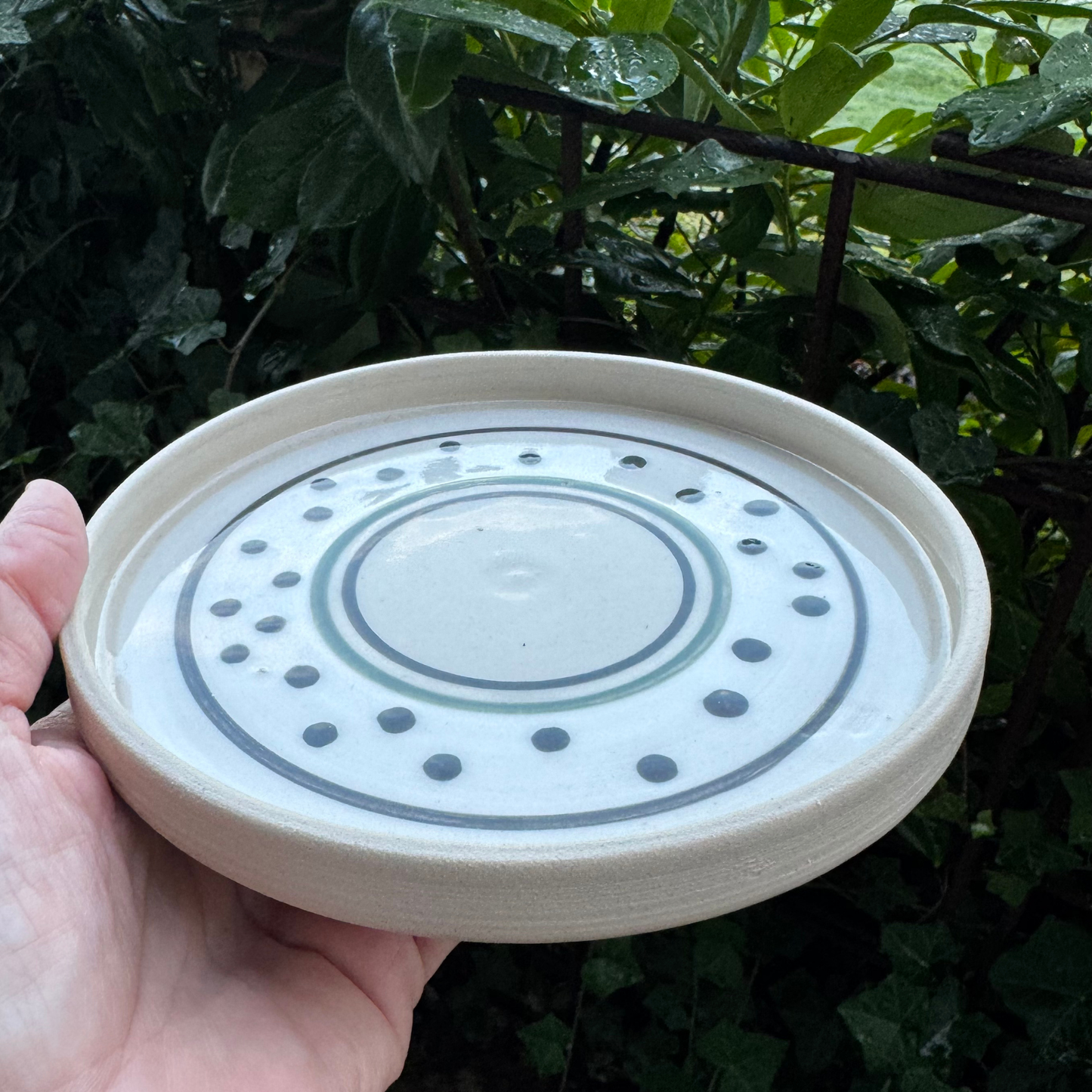 Keramik tallerken-hvid, sort og mørkegrøn