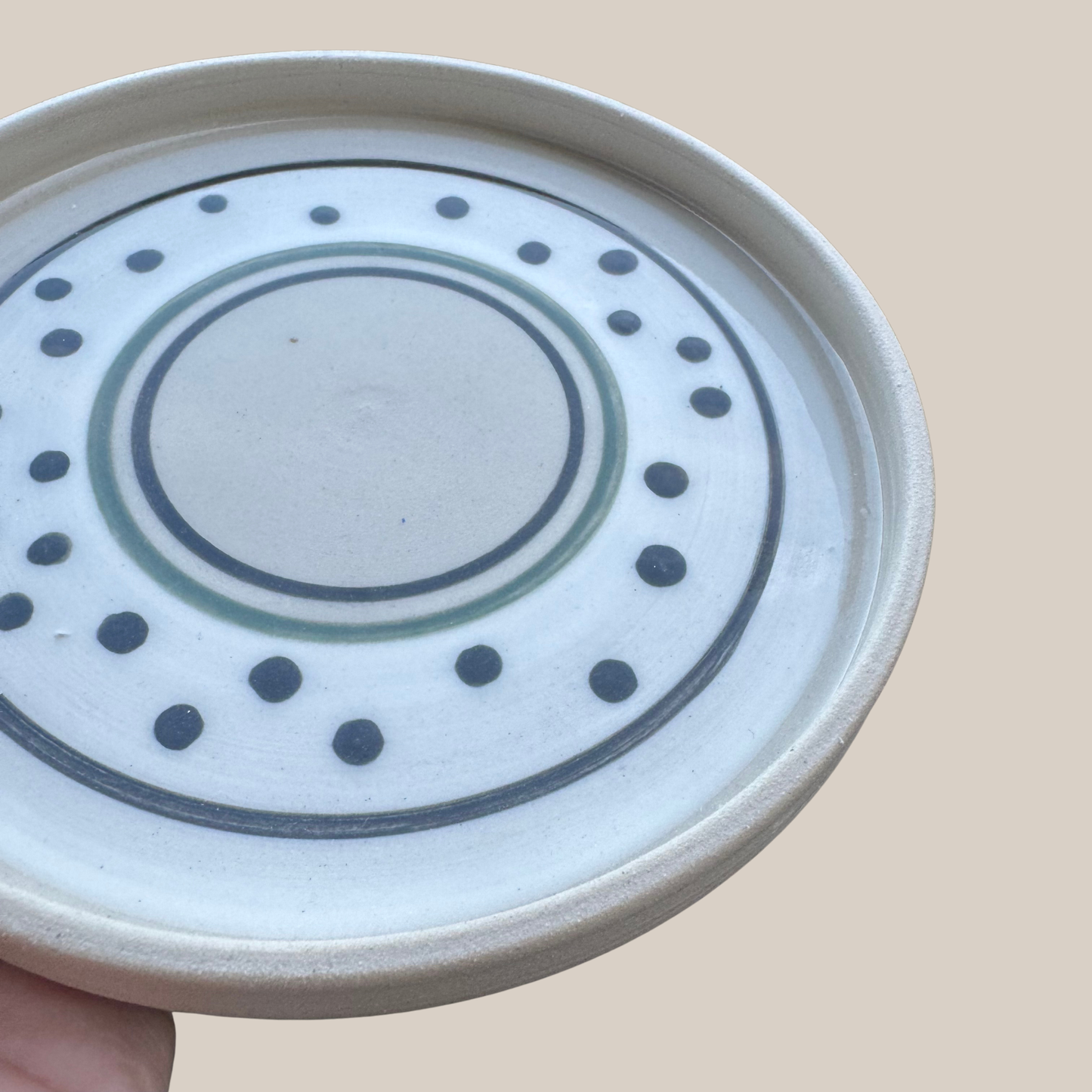 Keramik tallerken-hvid, sort og mørkegrøn